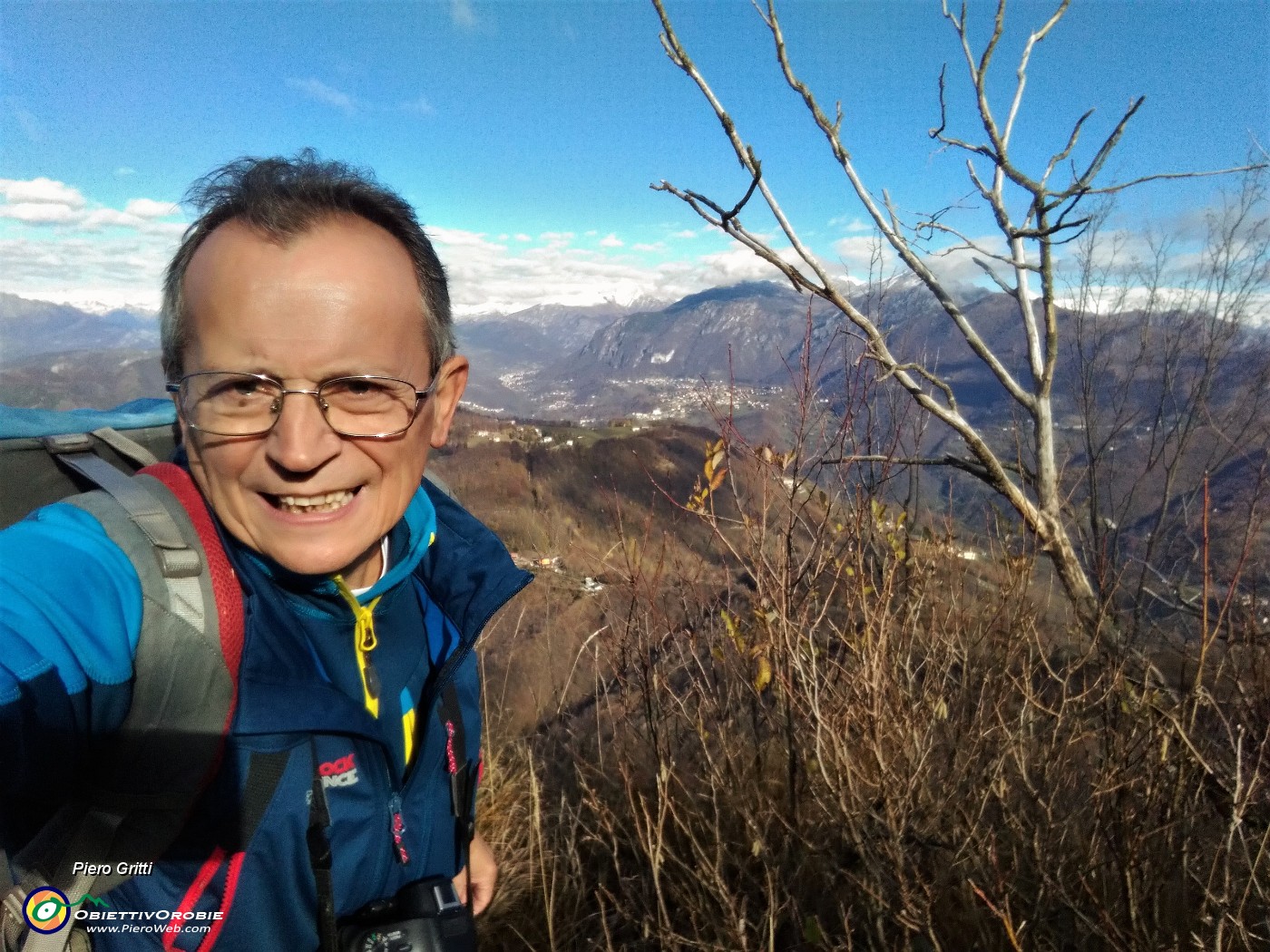 03 In vetta alla Corna Bianca (1228 m) con vista su Val Serina .jpg